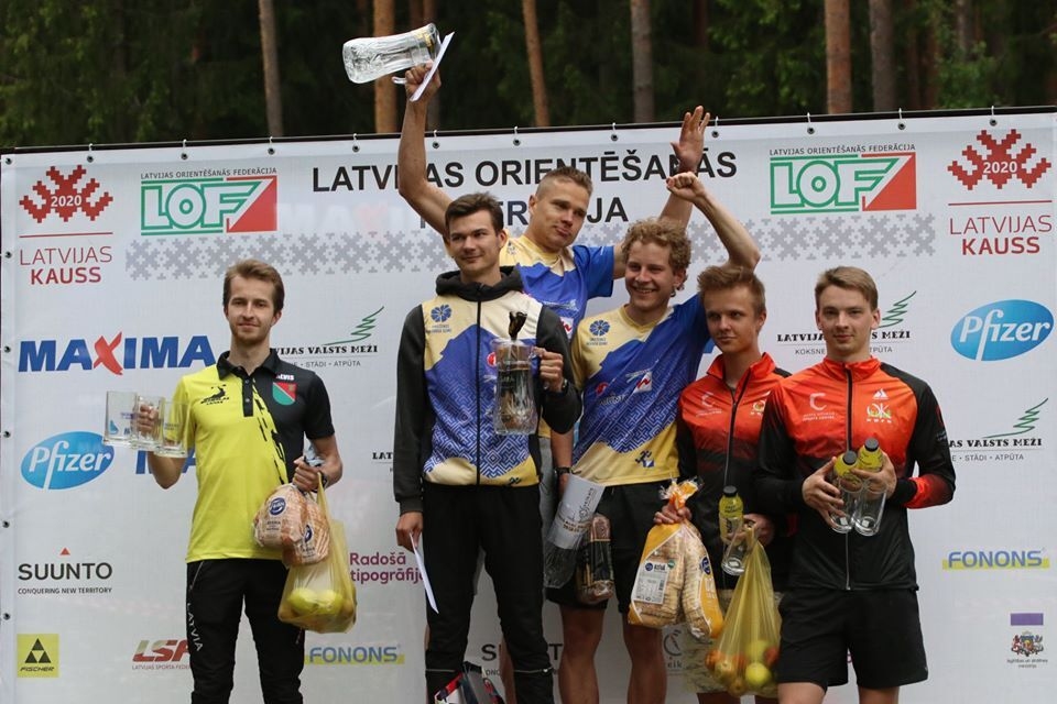 Sezonas pirmajās Latvijas kausa sacensībās vīru elitē uzvarēja “Azimuts OK-Sm BJSS” komandas vadošie orientieristi Matīss Slikšjānis, Artūrs Pauliņš un Ilgvars Caune (vidū).                                                                   
Autors:  MĀRIS STABIŅŠ