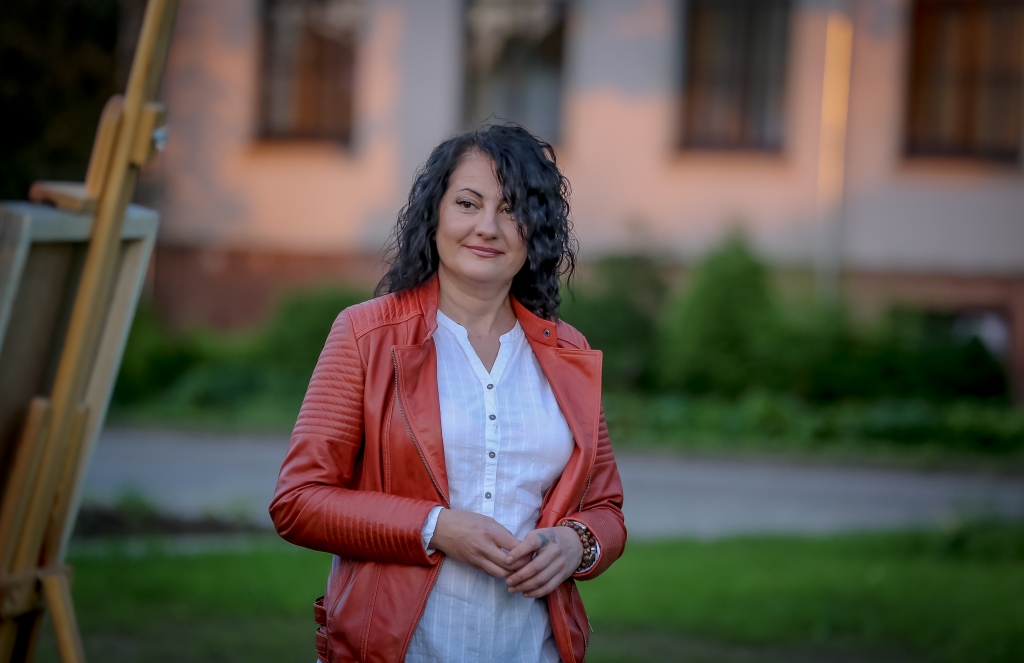 Lai gūtu mieru pēc saspringtā darba Neatliekamās medicīniskās palīdzības dienestā, Evija Ziemiņa glezno. Blomes tautas nama dārza svētkos bija viņas pirmās personālizstādes atklāšana.