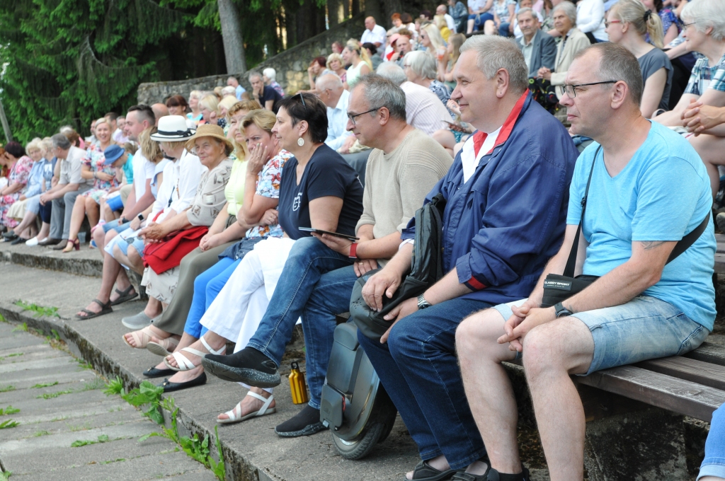 Pēc ārkārtas situācijas atcelšanas pirmdien Valkas brīvdabas estrādē notika Cēsu tautas teātra brīvdabas izrāde “Mucenieks un Muceniece”. Kopā ar skatītājiem notiekošajam uz skatuves uzmanīgi sekoja pilsētas kultūras nama direktors Aivars Ikšelis, direktora vietnieks saimnieciskajos jautājumos Ilvars Rullis, skaņu meistars Andris Niklavičs un Cēsu Tautas teātra režisore Edīte Siļķēna.                                                                                        
Autors:   INGA KARPOVA
