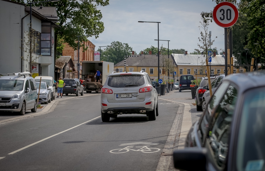 Smiltenes pilsētas centrs ir piedzīvojis lielas pārmaiņas, lai arī pārbūve ir notikusi tikai vienā ceļa posmā. Transportlīdzekļu satiksmei tas atjaunots kopš 22. jūnija vakara. Atkal pilsētas centrā jūtama rosība.   

Autors:  SANTA SINKA