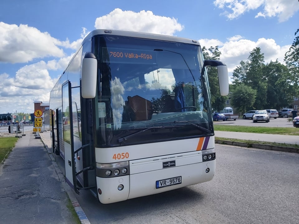 Pirms nedēļas, 26. jūnijā, no Valkas autoostas uz Rīgu izbrauca autobuss, kurā pasažieru vidū bija “Covid-19” slimnieks. Tajā pašā dienā viņš Valkā atgriezās ar diviem autobusiem – ar pārsēšanos Valmierā. 
                                                                                                                                                                            
Autors: INGŪNA JOHANSONE