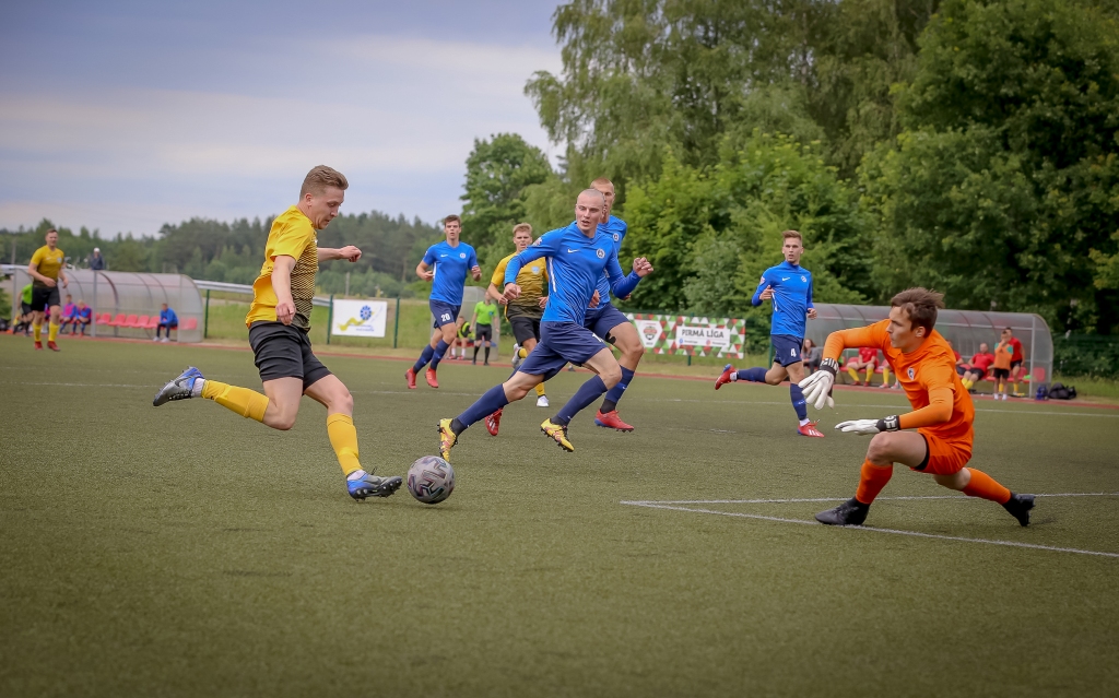 Ilgi gaidītā 1. līgas futbola čempionāta sezona ir sākusies. “Smiltenes/BJSS” vienība sezonas pirmo spēli aizvadīja Tepera stadionā, gūstot uzvaru pār “Grobiņas SC” spēlētājiem.                                                               
Autors: SANTA SINKA