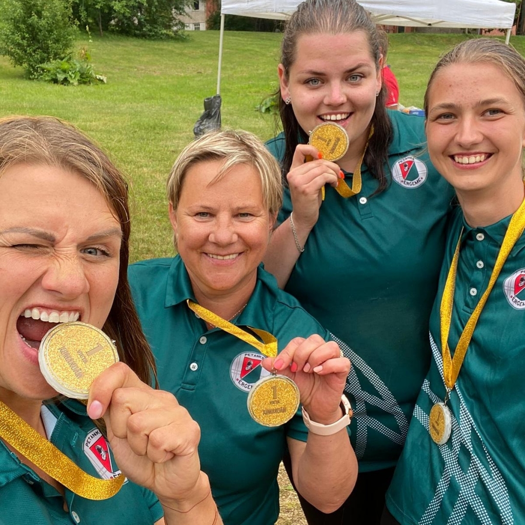 SK “Petanks Ērģeme” dalībnieces (no kreisās) Laura Miglāne, Ginta Miglāne, Jekaterina Soika un Lelde Stūre priecīgas par uzvaru un ceļazīmi uz 2021. gada Pasaules čempionātu petankā Taizemē.               
Autors: NO FACEBOOK