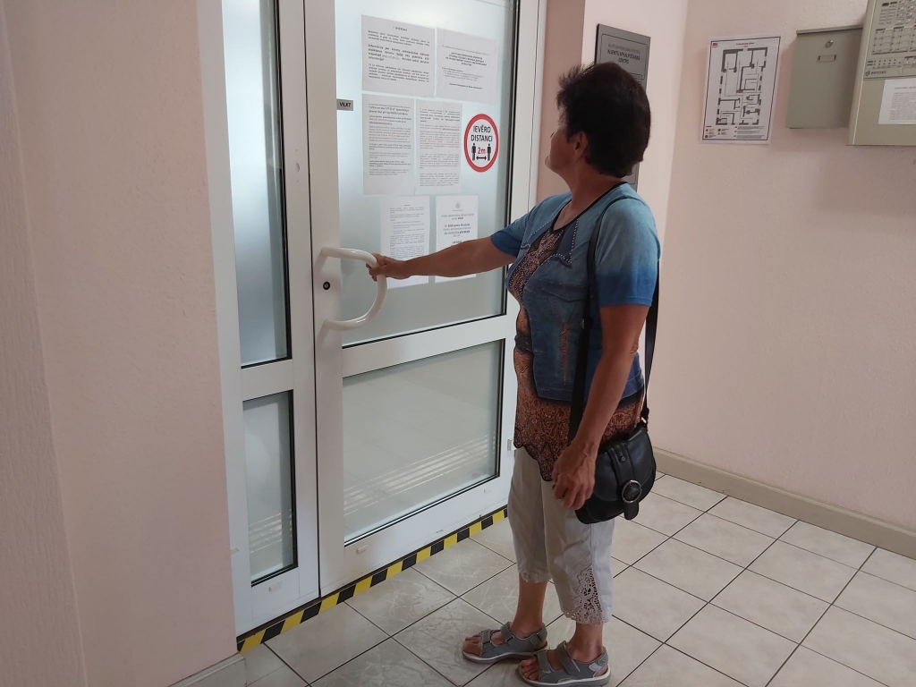 Valkas novada Valsts un pašvaldību vienotajā klientu apkalpošanas centrā darba dienās darba laikā apmeklētājs iekšā netiks, ja nebūs iepriekš pierakstījies, zvanot uz tālruni. Iestādes durvis ir slēgtas. Pamatota vai pārspīlēta drošības pasākumu ievērošana?                                            
Autors: INGŪNA JOHANSONE