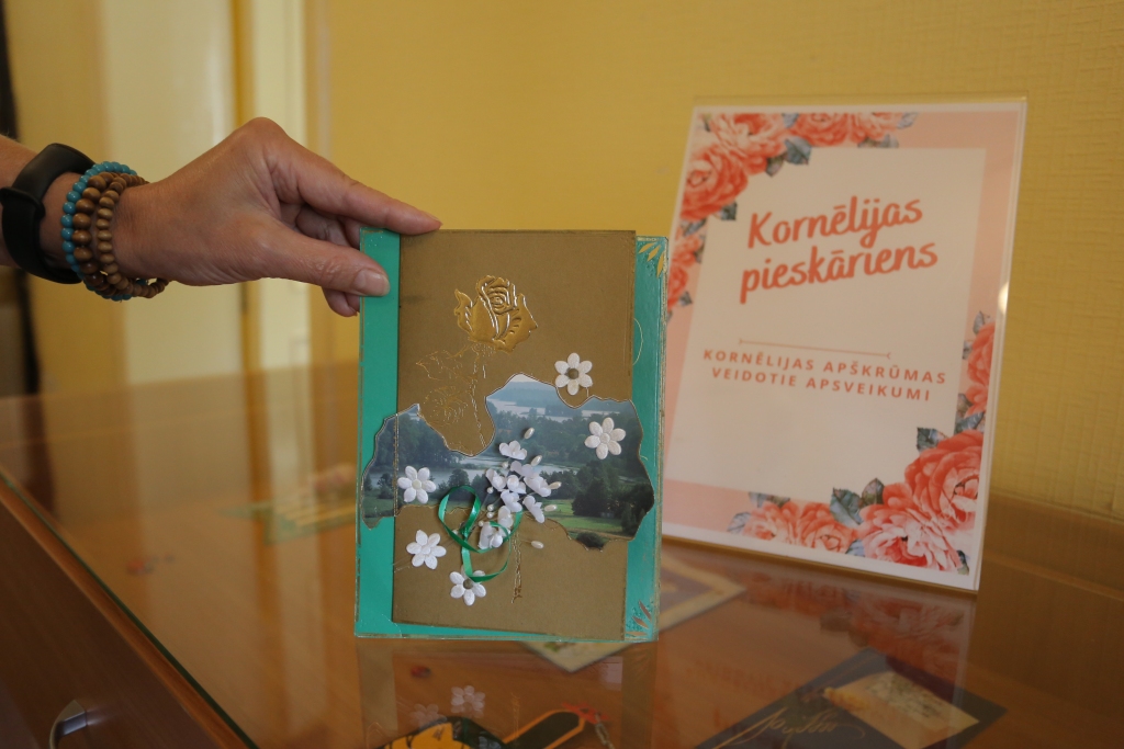 Jūlijā, dodoties uz Smiltenes novada bibliotēku, ir iespēja saņemt ne tikai jaunāko lasāmvielu, bet arī apskatīties izstādi “Kornēlijas pieskāriens”.                                                                                                                            

Autors: SANTA SINKA