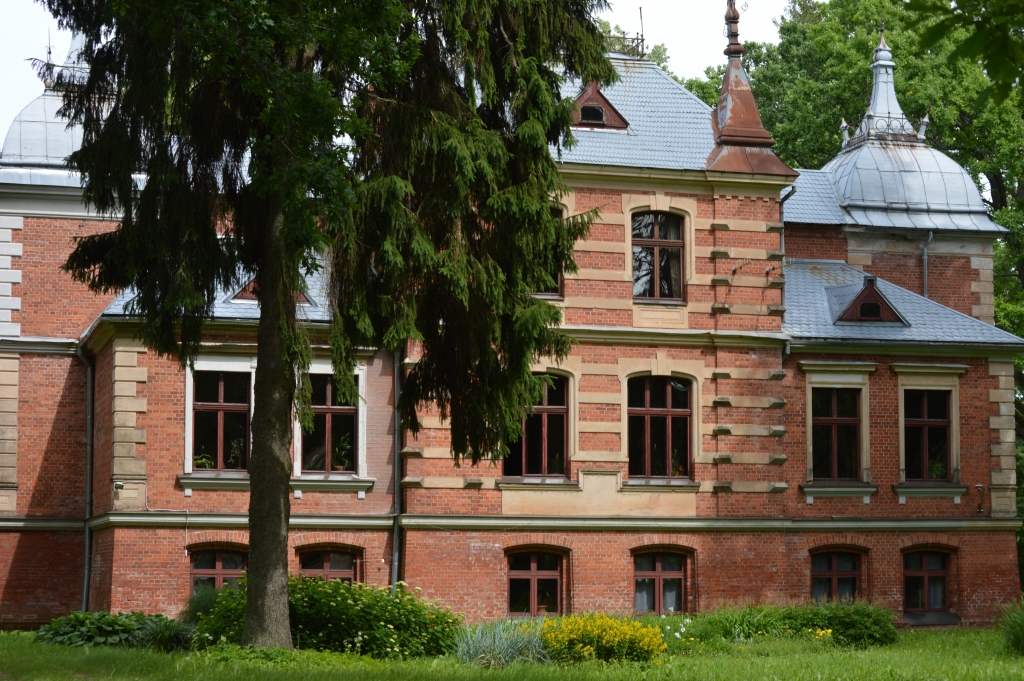 Muižas kompleksa greznākā ēka ir pārvaldnieka māja, saukta arī par Sarkano māju, jo būvēta no vietējiem sarkanajiem ķieģeļiem. Mūsdienās šajā ēkā atrodas viesu nams “Aumeisteri”.