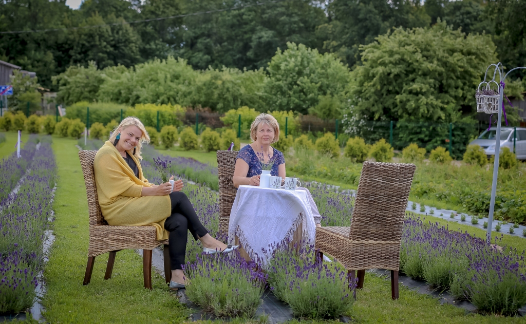 Šīs vasaras agros un skaistos rītus pie kafijas krūzes juriste Sanda Sokolovska (pirmā no kreisās) izbauda savas mammas Ilonas Burovas ģimenes mājas pagalmā Blomes centrā. Tam par iemeslu ir pērn iestādītie piecsimt lavandu stādi, kas ar bagātīgo ziedēšanu pārsteigumu sagādāja ne vien saimniecei, bet arī pavisam svešiem cilvēkiem, kas var braukt un saplūkt savu violeto pušķīti.                                                                                                                                                                                                                                                                                                                       
Autors: SANTA SINKA