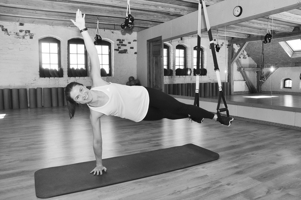 Vienu un to pašu vingrinājumu var izpildīt gan ļoti lēni, mierīgi, gan augstā pulsa frekvencē. Ja bijušas traumas, mugurkaula problēmas, to iespējams atvieglināt, bet augstas klases sportistiem – apgrūtināt
Autors: DAINIS ĢELZIS  