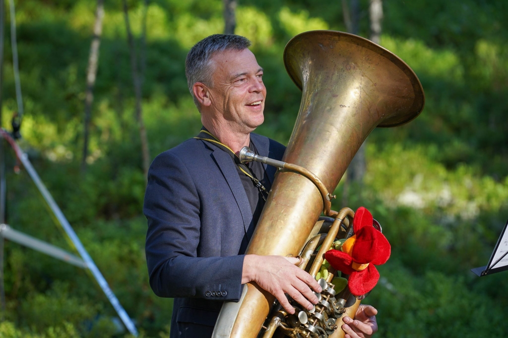 Valkas pūtējiem labprāt pievienojās bijušais valcēnietis, tagad smiltenietis Māris Rungulis. 
                           
Autors: ROBERTS JOHANSONS