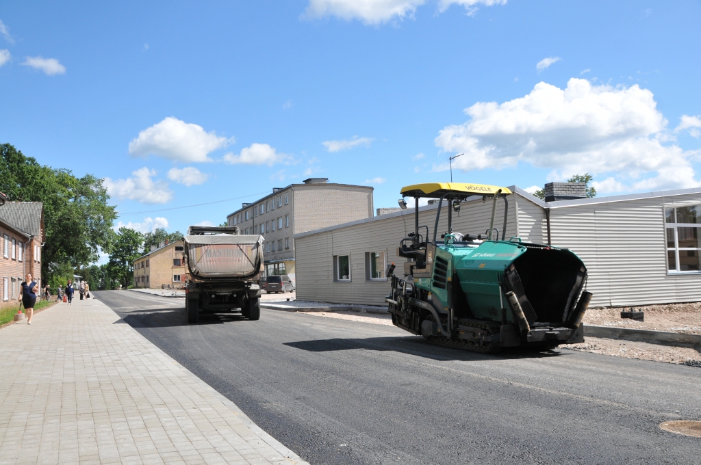 Šonedēļ no agra rīta līdz vēlam vakaram igauņu būvnieki klāj asfaltu Rīgas ielā, kur top dvīņu pilsētu Valkas un Valgas kopīgais centrs. Pēc asfalta ieklāšanas skatam paveras jau visnotaļ pievilcīga aina. Beidzot var piekļūt pie Valkas autoostas.                                                                                                                                                    
Autors: INGA KARPOVA