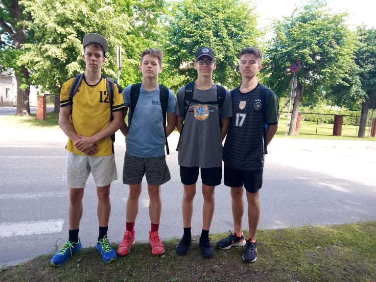 Jaunie basketbolisti un topošie Valkas Jāņa Cimzes ģimnāzijas sporta klases audzēkņi Jānis Miculis (no kreisās), Pēteris Zazītis, Mikus Ķirsis un Kristaps Rauska uzskata, ka Valkā spēs sasniegt savus dzīvē izvirzītos mērķus – kļūt par izciliem basketbolistiem.                                                                                                                       
Autors: INGA KARPOVA