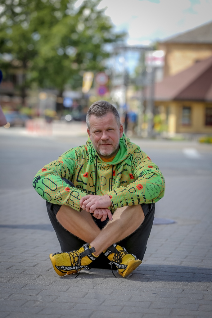 “Smiltene man ir mīļa ar to, ka tā ir mana dzimtā pilsēta. Tā vienmēr būs īpašākā pilsēta manā sirdī, kura izveidojusi par to, kas tagad esmu. Smiltenē dzīvo visstiprākie cilvēki visā Latvijā. Stipri cilvēki vienmēr ir arī mīļi cilvēki. Savai pilsētai vēlu nākamajos gadu simtos turpināt būt stiprai un zelta vērtē turēt mīļumu. Mana mīļākā vieta Smiltenē ir skats no manu vecāku mājas balkona uz Jauno parku.”
Smiltenietis, režisors Kārlis Anitens 
Autors:   SANTA SINKA