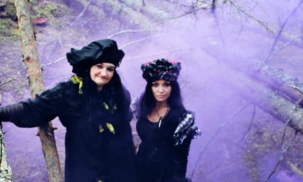 Tuvā un tālākā apkārtnē pazīstamā tērpu darinātāja un māksliniece Lilita Ikale pirmo reizi izstādīs savus darbus kopā ar mākslinieci Justīni Siņicinu. Radošajam tandēmam ar fotogrāfijām pievienosies arī Lilitas meita Linda, kuras darbus mākslas cienītāji iepazinuši gadskārtējās Valkas novada mākslinieku radošajās izstādēs.                                                      
Autors: LINDA IKALE 