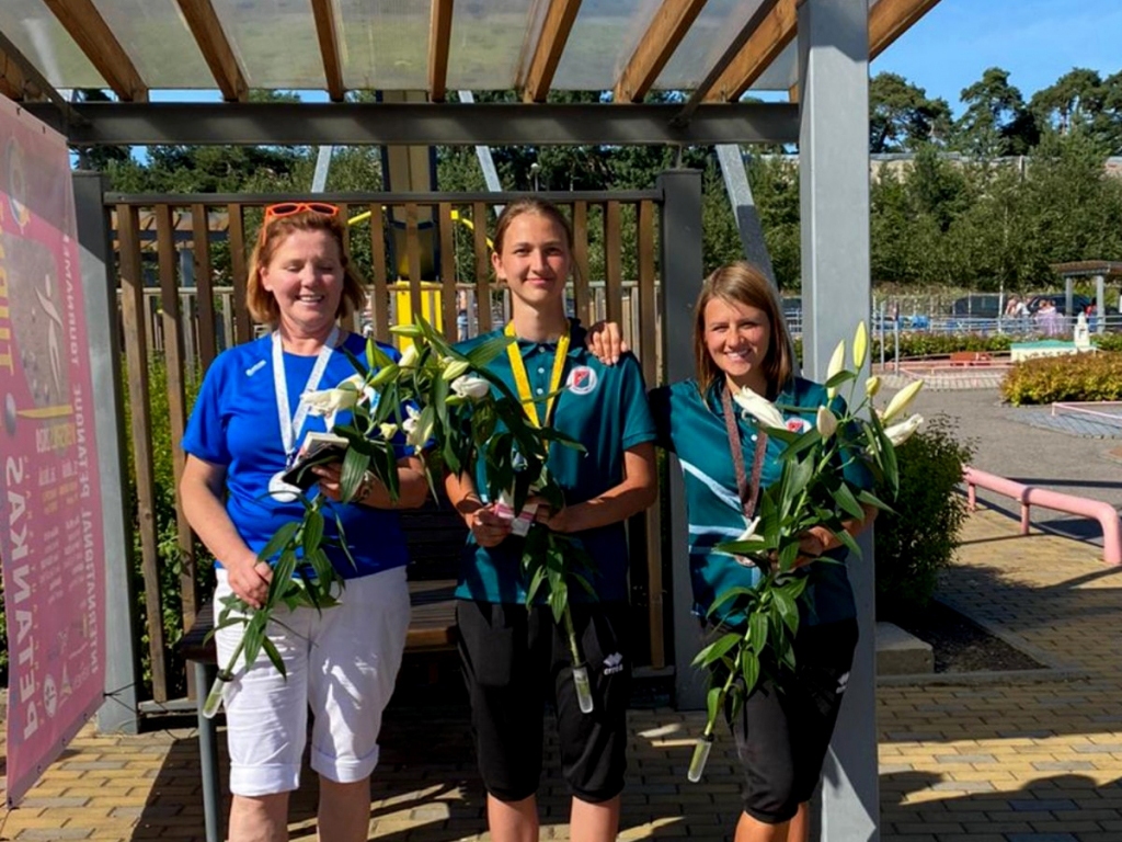 Par Latvijas čempioni petankā kļuva kluba “Petanks Ērģeme” dalībniece, turnēniete Lelde Stūre (vidū).                                                       
Autors: NO FACEBOOK