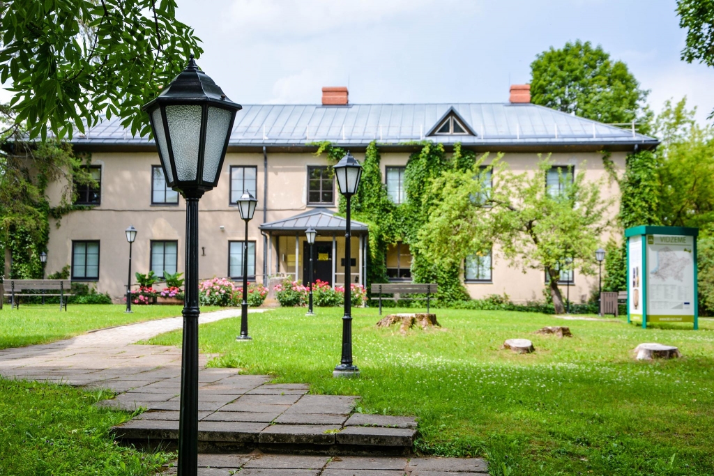 Latvijā jūlijā krāšņi zied un smaržo dažādu šķirņu un krāsu rozes. To neprātīgo ziedēšanas skaistumu iespējams izbaudīt Valkas novadpētniecības muzeja pagalmā, kur jau ilgus gadus cilvēkus priecē rožu stādījumi. Tas ir vēl viens iemesls, kāpēc noteikti vajadzētu apciemot vietējo muzeju.                                                  
Autors: ROBERTS JOHANSONS