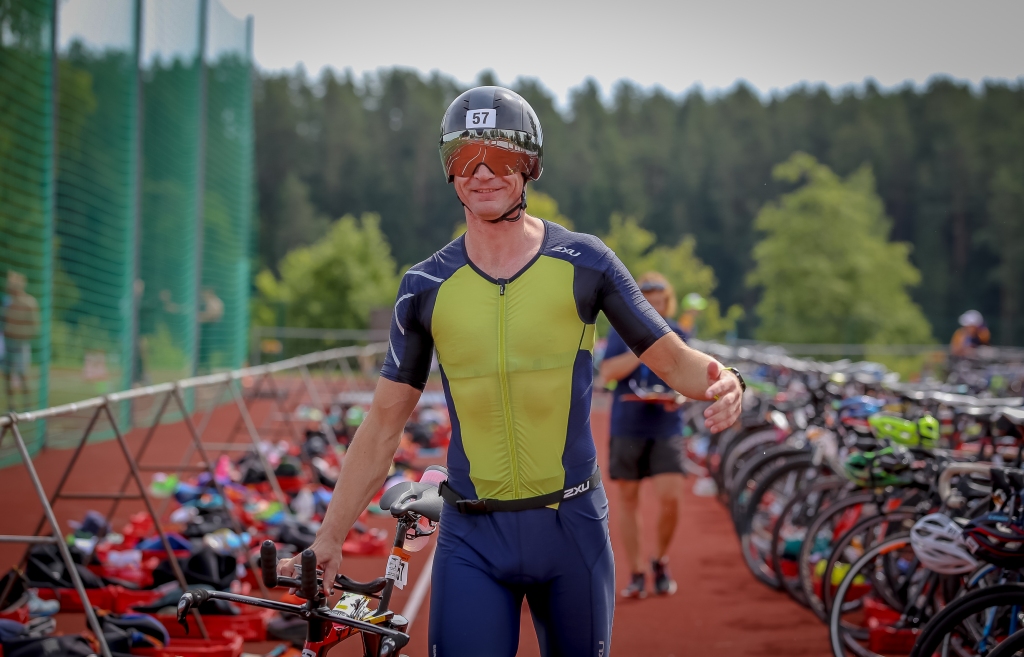 Viens no diviem smilteniešiem, kuri startēja “Half-Ironman” distancē, ir Andris Laganovskis. Sacīkstes veidoja 1,9 kilometru peldēšanas, 90 kilometru riteņbraukšanas un 21 kilometru skriešanas segmentu. M40 grupā viņš izcīnīja 7. vietu, finišējot piecās stundās, divās minūtēs un 54 sekundēs.                                                                                                       