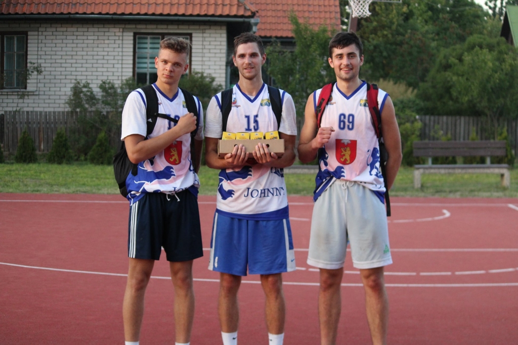 VEF basketbola akadēmijas komandas “top Guns” puiši  – Uvis Varna (no kreisās), Elvis Šukteris, Silvestrs Tuleiko – pēc uzvaras Smiltenes 3x3 basketbola čempionāta pirmajā kārtā.                                                        
Autors: No facebook