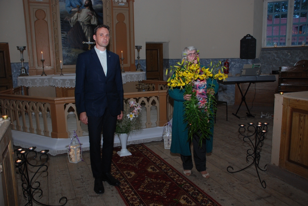 Viena no pasākuma iniciatorēm un organizatorēm Inita Zaharčuka (no labās) no sirds priecājas par ziedotāju atsaucību, – ir labs sākums, lai ķertos pie darba (attēlā blakus – Palsmanes luterāņu draudzes mācītājs Reinis Kulbergs).                                                          
Autors:  ILMĀRS MEDNIS