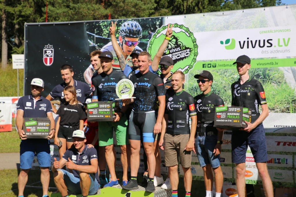 “Velohooligans” ir gandarīti par sasniegto rezultātu komandu kopvērtējumā. Rihards Rieka (no labās), Agris Podiņš un Oskars Ārgalis uz goda pjedestāla VIVUS.LV maratona posmā Alūksnē.                                                   
Autors:  NO ARHĪVA