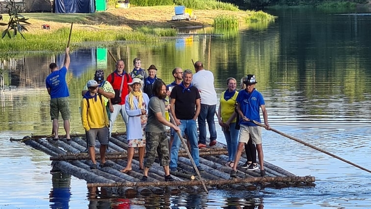 Ir gandarījums pašiem uzbūvēt plostu un pēc tam pārliecināties, ka tas ir drošs pārvietošanās līdzeklis, atzīst meistarklases dalībnieki.                                                                   
Autors:  AGNIJA STRAUTA