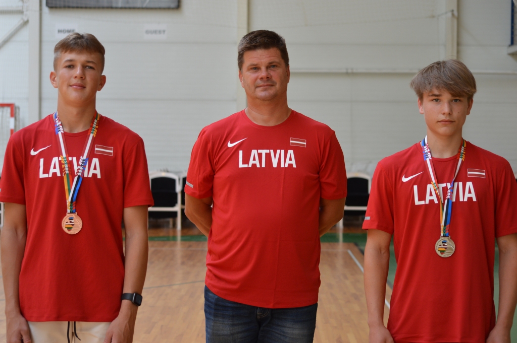 Trenera Ingara Grēna (vidū) audzēkņi Jorens Miķelsons (no kreisās) un Kristers Krauklis godam pārstāvēja Smiltenes sporta skolu un Latviju Baltijas valstu čempionātā vieglatlētikā, izcīnot medaļas savās disciplīnās. 
Autors:  SANDRA PĒTERSONE