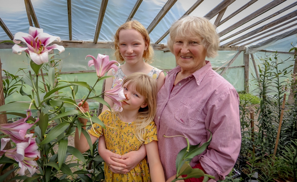 Šīs vasaras lielākais prieks Ilonai ir mazmeitu Paulas (priekšplānā) un Noras klātbūtne. Rudenī meitenes atgriezīsies skolā Luksemburgā, bet šobrīd bauda vasaru pie vecmāmiņas.                                                                                                                                                                                                    
Autors:  SANTA SINKA