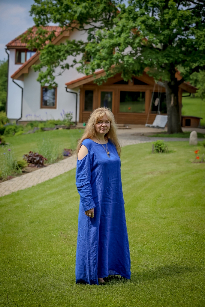 Keramiķe, gleznu un dzejas krājuma “Atļauties” autore Vaida Namniece.                       
Autors:  SANTA SINKA
