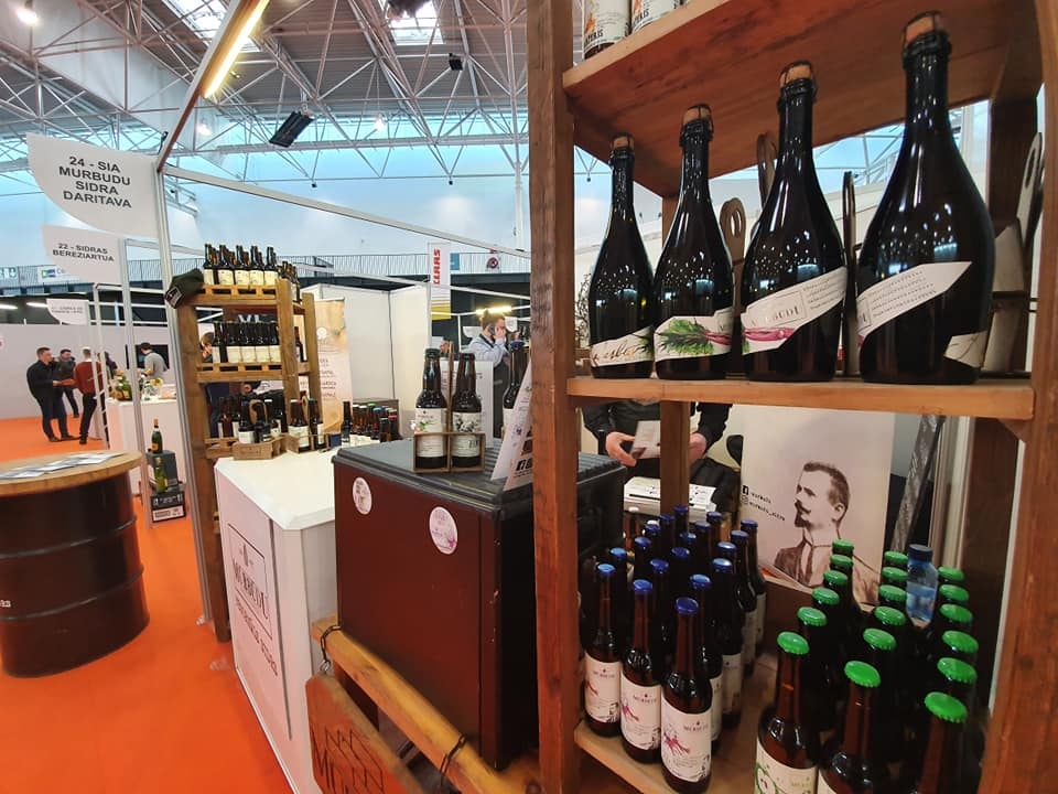 Ērģemes pagastā strādājošais uzņēmums SIA “Mūrbūdu sidra darītava” pērn ziemā savu produkciju prezentēja starptautiskajā sidra tirdzniecības izstādē “CidrExpo 2019”. Pēc tam tika saņemti pirmie pasūtījumi sidra eksportam, taču svītru pārvilka “Covid-19”.                                                                                                
Autors: “MŪRBŪDU SIDRA DARĪTAVA”