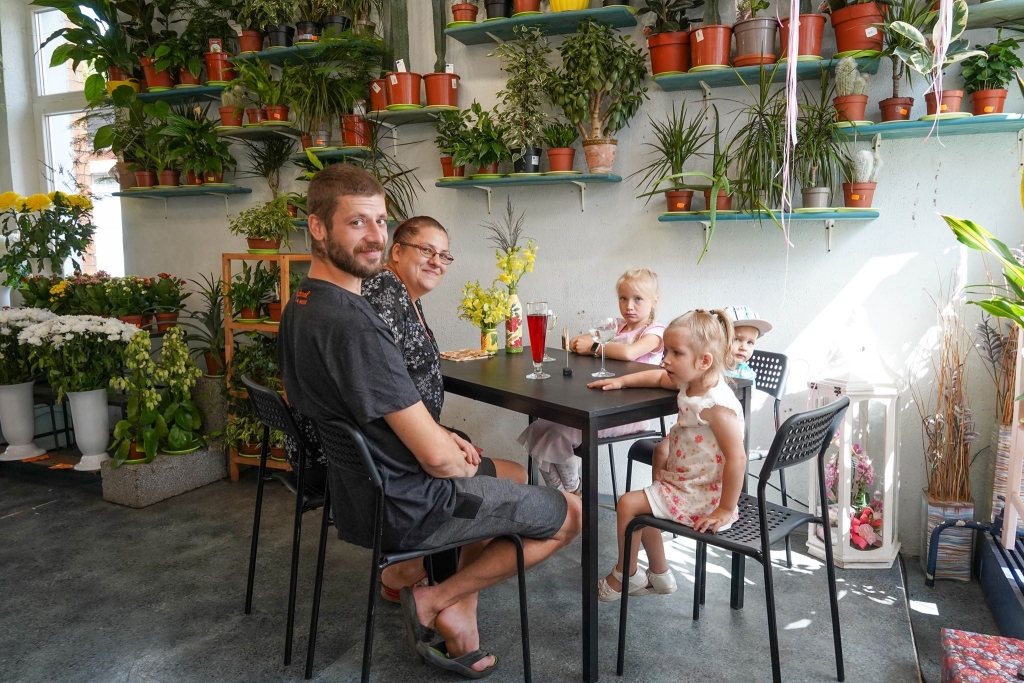 Uz vienu dienu ziedu salons “Ingra”, tāpat kā jauniešu centrs “Mice” un privātmāja Semināra ielā 22, pārtapa par mājas kafejnīcu. Valcēniešu Andžellas un Kaspara Bogdanu ģimene apmeklēja visas trīs Valkas kafejnīcas un priecājas par šādu interesantu iespēju. No Valgas Valkā ienākusī tradīcija sestdien apliecināja, ka cilvēkiem patīk šī ideja un vietējie uzņēmīgie ļaudis prot patīkami pārsteigt. Īsts kulinārijas baudījums apmeklētājus gaidīja Semināra 22 mājā, kurā kādreiz dzīvoja advokāte Ināra Niedrāja un viņas vīrs Heldurs. Kafejnīcu atvēra viņa māsas ģimene. Viņi bija uzaicinājuši profesionālu pavāru no Tartu, kurš gatavoja mielastu Vidusjūras stilā. Apmeklētājiem tika ļauts aplūkot arī ģimenei piederošos mākslas darbus. Savukārt “Mices” apmeklētāji varēja relaksēties pagalma kafejnīcā un atrast atbildi uz jautājumu, ar ko atšķiras igauņu maizītes no latviešu. Vispamanāmākā bija kafejnīca pašā pilsētas centrā, kur cilvēki izbaudīja ne tikai ēdienu un dzērienus, bet arī skaisto noformējumu. Lielais vairums kafejnīcu darbojās Valgas pusē, un arī tur netrūka patīkamu pārsteigumu. “Tik interesanti ir izbaudīt iespēju, ka vari ieiet kādas privātmājas dārzā vai pat baznīcas teritorijā un tevi tur gaida, piedāvā visādus gardumus. Problēma vien tā, ka pagaršot piedāvājumu cilvēks spēj tikai dažās vietās, jo nevar taču visu dienu ēst,” atzīst kāda “Ziemeļlatvijas” nejauši satikta valcēniete.                                                                                                                                                                                                                                                       
Autors: Roberts Johansons