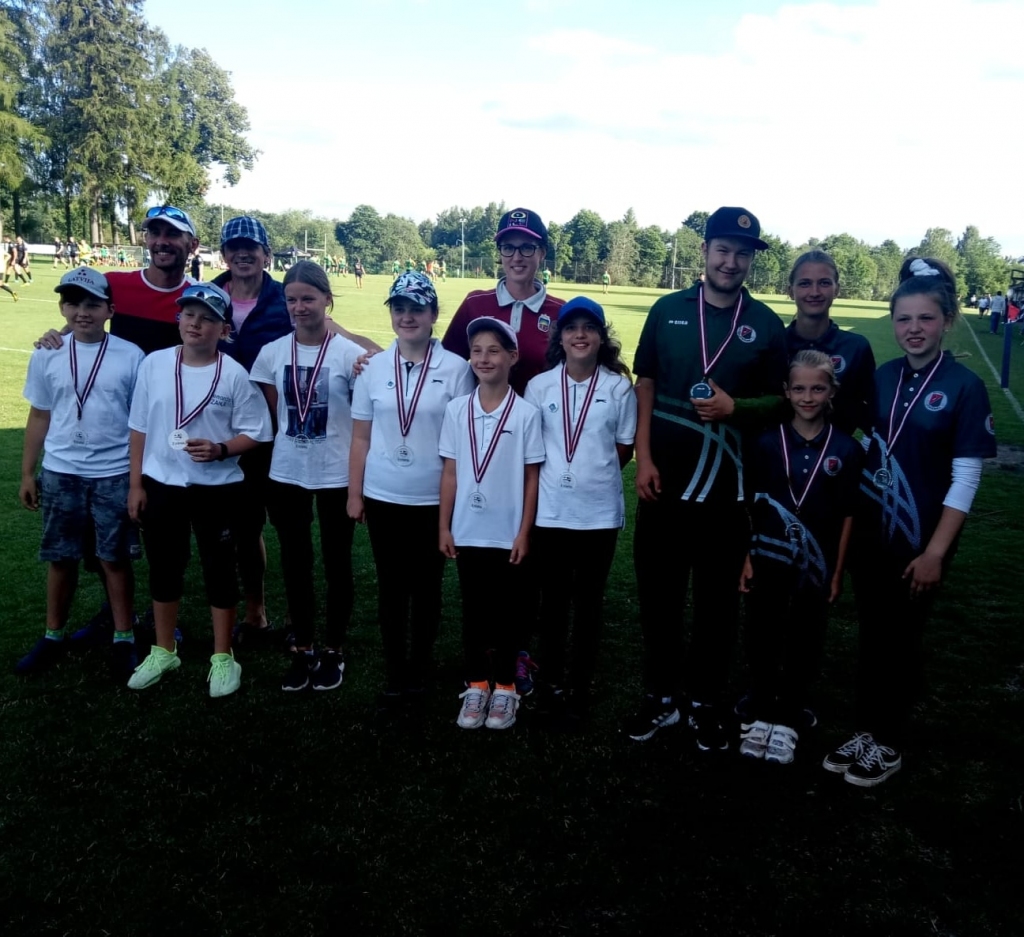 SK “Petanks Ērģeme” ar labiem rezultātiem Latvijas čempionātā petankā jauniešiem Upesciemā pārstāvēja trīs ērģemieši:  Keita Kazaka (no labās), Evelīna Stūre un Matīss Zutis. Šajās sacensībās viņus vadīja jau pieredzējusī petanka spēlētāja, čempione Lelde Stūre (aizmugurē).        
Autors: No facebook