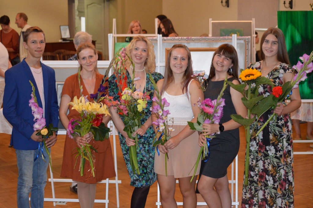 Izstādes atklāšanā Vijciema tautas namā klāt bija un ziedus saņēma seši mākslinieki: Jānis Hāns (Valkas mākslas skolas absolvents), Sigita Zaļā (attēlā – blakus Jānim, Smiltenes un Valmieras mākslas skolu absolvente, absolvējusi arī Ekonomikas un kultūras augstskolu interjera dizaina programmā), Adele Bērziņa (Smiltenes mākslas skolas absolvente, studē Latvijas Mākslas akadēmijā, lai iegūtu kuratora specialitāti), Sabīne Lotiņa, Marta Šaicāne, Paula Prauliņa (visas trīs ir Valkas mākslas skolas absolventes). Klāt nav vēl viena izstādes dalībnieka, Latvijas Mākslas akadēmijas absolventa Mārtiņa Vītola.                                                                                    
Autors:  SANDRA PĒTERSONE 