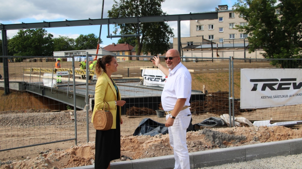 Otrdien Valkas novada domes priekšsēdētājs Vents Armands Krauklis un Valgas pagasta pašvaldības vadītāja Estere Karuse vēroja, kā topošajā Valkas un Valgas kopīgajā centrā betonē izbūvēto gājēju tiltu.     
Autors:  IVO LEITIS