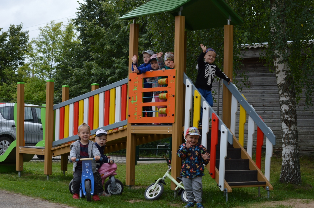 Maziem bērniem patīk kāpelēt, šļūkt pa slidkalniņu, šūpoties, spēlēties smilšu kastē un visādi citādi rotaļāties, taču no pieaugušajiem atkarīgs, vai viņi mazuļiem dos tādu iespēju. Launkalnes sākumskolas jaunākās pirmsskolas grupas audzēkņi pie jaunām spēlēm (arī attēlā redzamā rotaļu kompleksa) savā  laukumā tikuši, pateicoties uzņēmumam “Graanul Invest”. 
Autors:  SANDRA PĒTERSONE