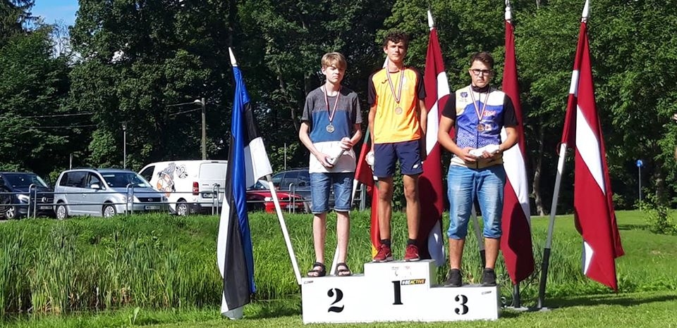 Latvijas čempionātā vidējā distancē MTB-O disciplīnā V-16 grupā 3. vietu izcīnīja OK “Azimuts” sportists Renārs Kļaviņš (pirmais no labās). Ātrāki par viņu bija vien Mārtiņš Mežsargs (vidū) un Edijs Čākurs.         
Autors: MĀRIS STABIŅŠ