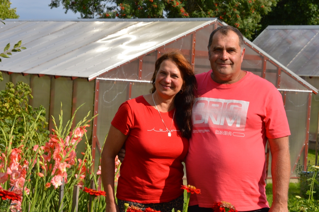 Smiltenes pievārtē, Grotūzī, dzīvesbiedri Ineta Liepiņa un Andis Aļļēns iekopuši saimniecību, kas viņiem ir gan skaistuma, gan iztikas avots.                                                                                                                      
Autors:  SANDRA PĒTERSONE