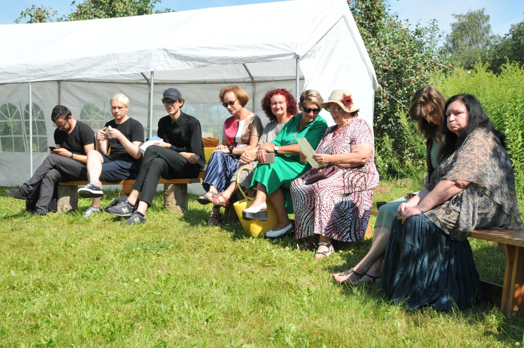 Ikgadējās Velgas dienas apmeklē ne tikai Latvijā pazīstami dzejnieki, bet arī vietējie literatūras pazinēji, kaimiņi un draugi. Tieši tas šim pasākumam piedod īpašu noskaņu. 
Autors:   INGA KARPOVA