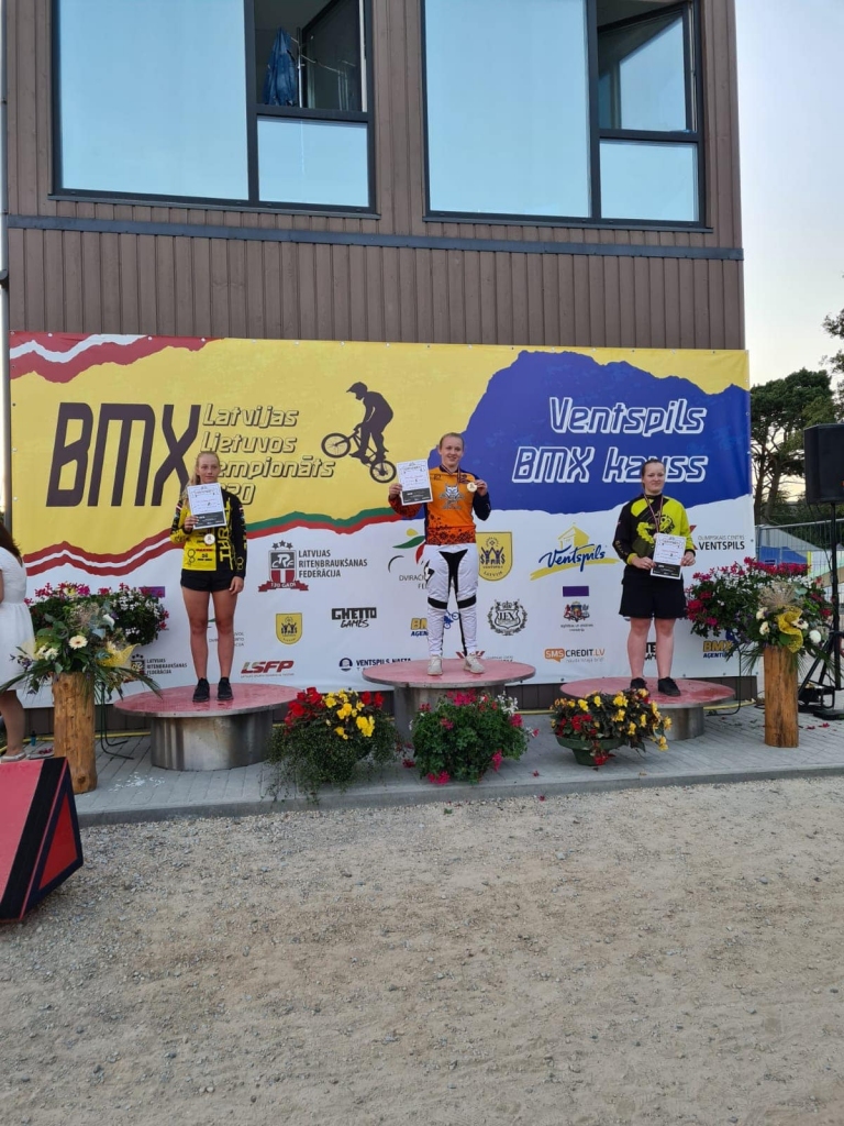 No komandas “Silvas Ziķeri/Smiltenes BJSS” sportistiem Latvijas čempionātā BMX  riteņbraukšanā savās grupās uzvarēja Vineta Pētersone un Veronika Stūriška (vidū).                                                              
Autors: PUBLICITĀTES FOTO