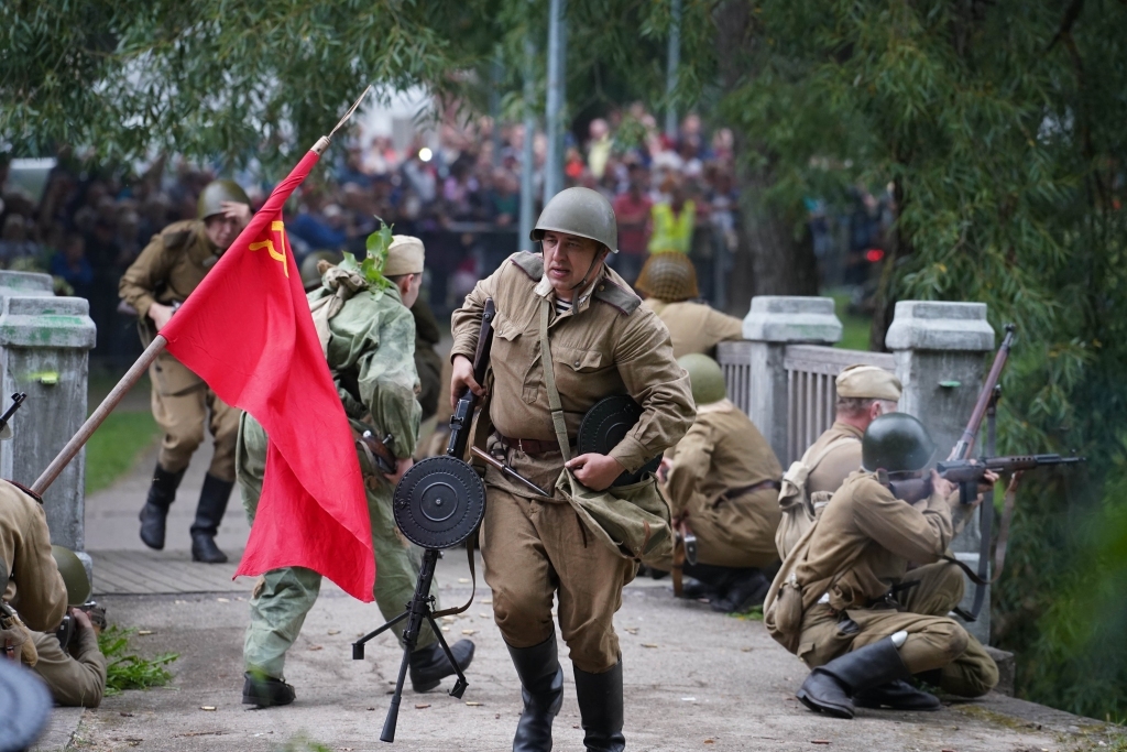 Valgas militārā festivāla apmeklētājus interesēja II Pasaules kara paraugkauja aizsardzības līnijā “Walk”. Pasākumā ik pa laikam bija dzirdams šāvienu troksnis. Tas bija sadzirdams pat Valkā. Valcēnieši, kuri bija palaiduši garām informāciju par militāro festivālu, satraucās par to.  