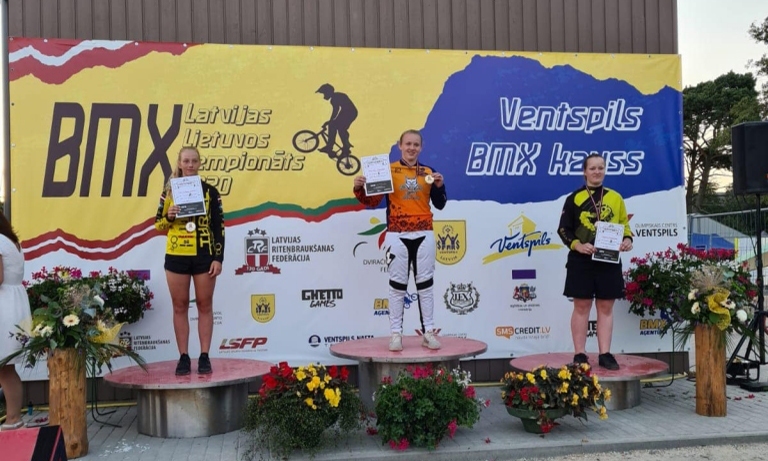 No komandas “Silvas Ziķeri/Smiltenes BJSS” sportistiem Latvijas čempionātā BMX riteņbraukšanā savās grupās uzvarēja Vineta Pētersone un Veronika Stūriška (vidū).                                                              
Autors: PUBLICITĀTES FOTO