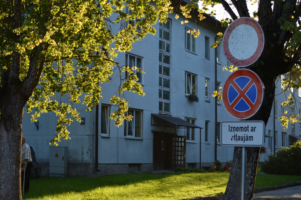 Pēc “Ziemeļlatvijas” rīcībā esošās informācijas, atļaujas ir tikai attēlā redzamā Dakteru ielas 16. nama iedzīvotājiem, taču pa iebrauktuvi brauc arī citi transportlīdzekļi un dara to regulāri, stāsta “dakteru mājas” iedzīvotāji. 