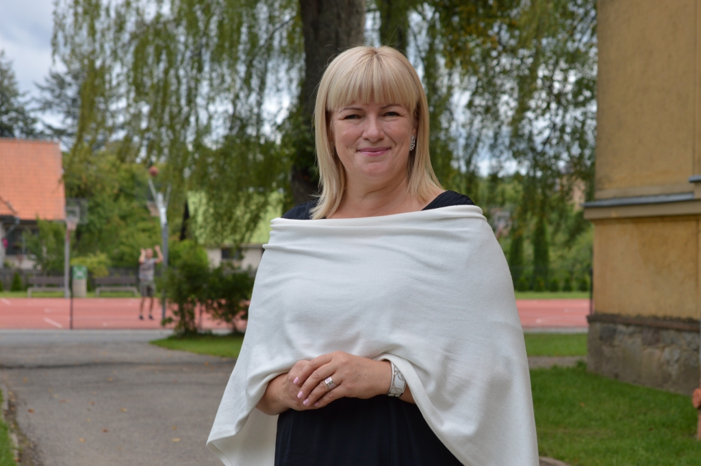 Smiltenes vidusskolas direktore Ilze Vergina jauno mācību gadu sagaida ar gandarījumu par paveikto, – “ir prieks par to, ka esam skola ar stabiliem un labiem mācību rezultātiem”.