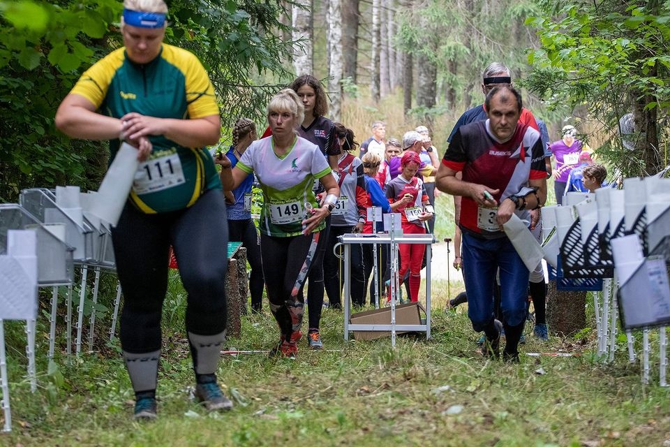 Smiltenes novada orientēšanās sporta klubs “Azimuts” ar sadarbības partneriem un atbalstītājiem bija parūpējies, lai vairākiem simtiem orientieristu un viņu līdzjutējiem “Mazā balva 2020” sagādātu ne tikai spraigu cīņu meža distancēs, bet arī daudz pozitīvu emociju.                                                                                                                                                                                 
Autors:  OJĀRS MILLERS