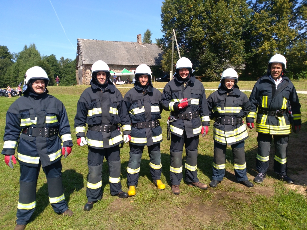 Kārķu pašvaldības brīvprātīgo ugunsdzēsēju komandu sacensībās “Izvēršanās no automašīnas” Dikļos pārstāvēja un godalgoto trešo vietu izcīnīja (no kreisās) Pēteris Pētersons, Oskars Veinbergs, Markuss Āboliņš, Jurģis Tobīss, Adrians Andris Strazds un Vents Jundzītis.                                                                                        
Autors: NO VALMIERAS BUB ARHĪVA