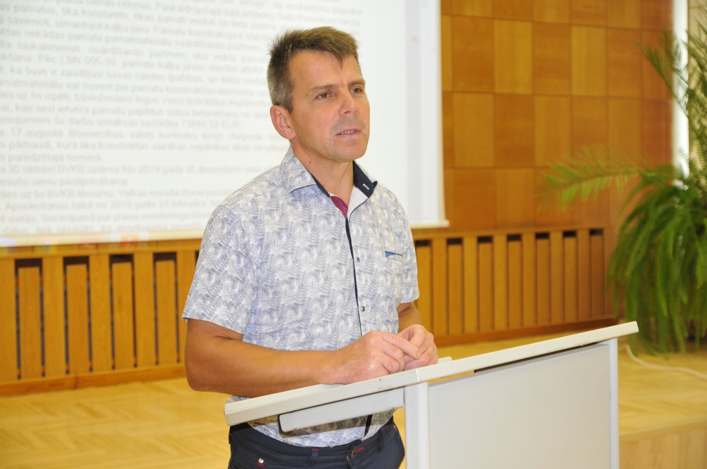 Vakar Valkas novada domes sēdē Vijciema un Zvārtavas pagastu pārvalžu vadītājs Valdis Šaicāns, skaidrojot radušos neapskaužamo situāciju ar Vijciema sākumskolas ēkas tehnisko stāvokli, pieļauj, ka pirms padsmit gadiem veiktie virtuves būvniecības darbi, ierīkojot kanalizāciju, radījuši būtisku kaitējumu ēkas pamatiem.                                            
Autors:   INGA KARPOVA 