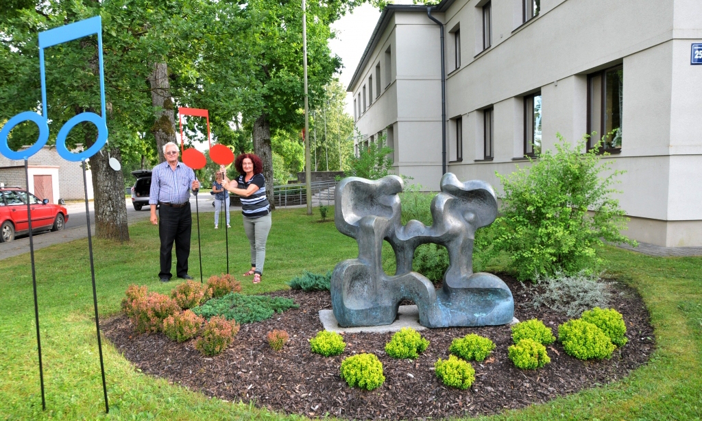 Šonedēļ Jāņa Cimzes Valkas mūzikas skolas direktore Līga Veinberga kopā ar skolas saimnieku Daini Vīksnu un meitu Madaru skolas apkārtnē uzstādīja vietējā metālapstrādes uzņēmumā “Akords-3” izgatavotas simboliskas krāsainas notis un vienu nošu atslēgu. Tās ne tikai papildinās pilsētas vizuālo tēlu, bet arī vēstīs, ka skolā notiek kāds īpašs pasākums.                                                                                                                                                  
Autors: INGA KARPOVA