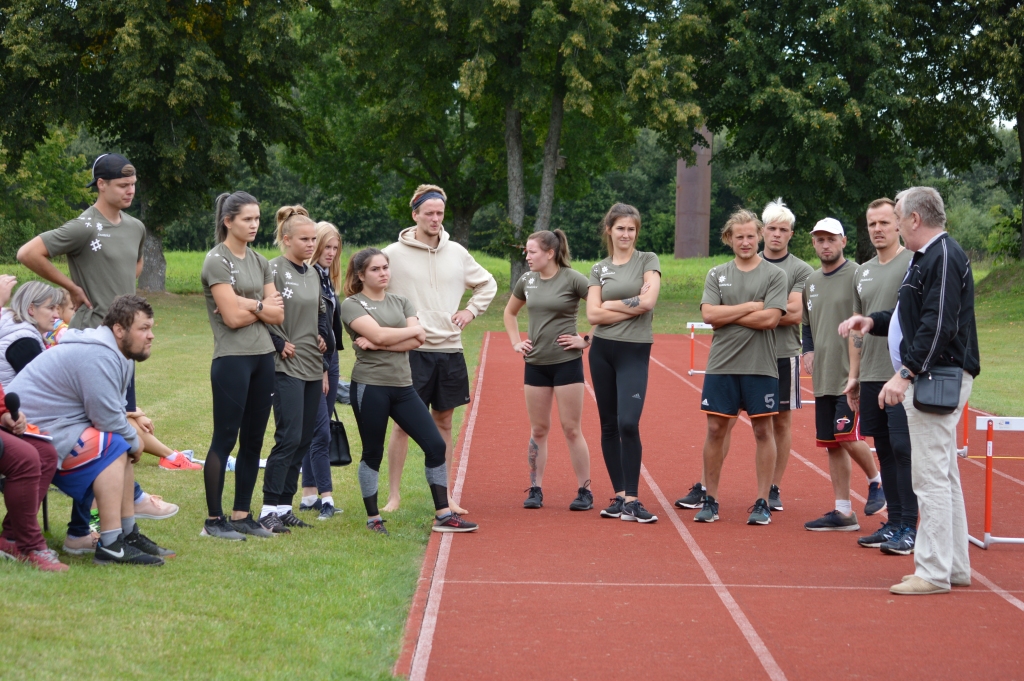 Pērn notikušo sporta svētku uzvarētāja, Grundzāles komanda, šogad ierindojās 3. vietā.
