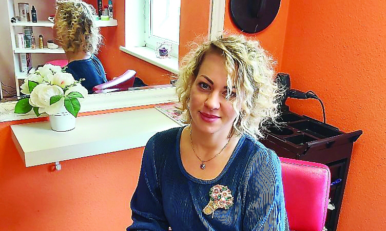 Džeinas Orskas ikdiena aizrit ātrā skrējienā tiešā un pārnestā nozīmē. Džeina frizē un pucē cilvēkus, vada jauno lēdiju skolu. Viņa sporto, eksperimentē ar ēdienu un daudz runā kā ar klientiem, tā ar savējiem, jo uzskata – daudzu problēmu nebūtu, ja cilvēki tās izrunātu.                                                                                                                              
Autors:  INGŪNA JOHANSONE