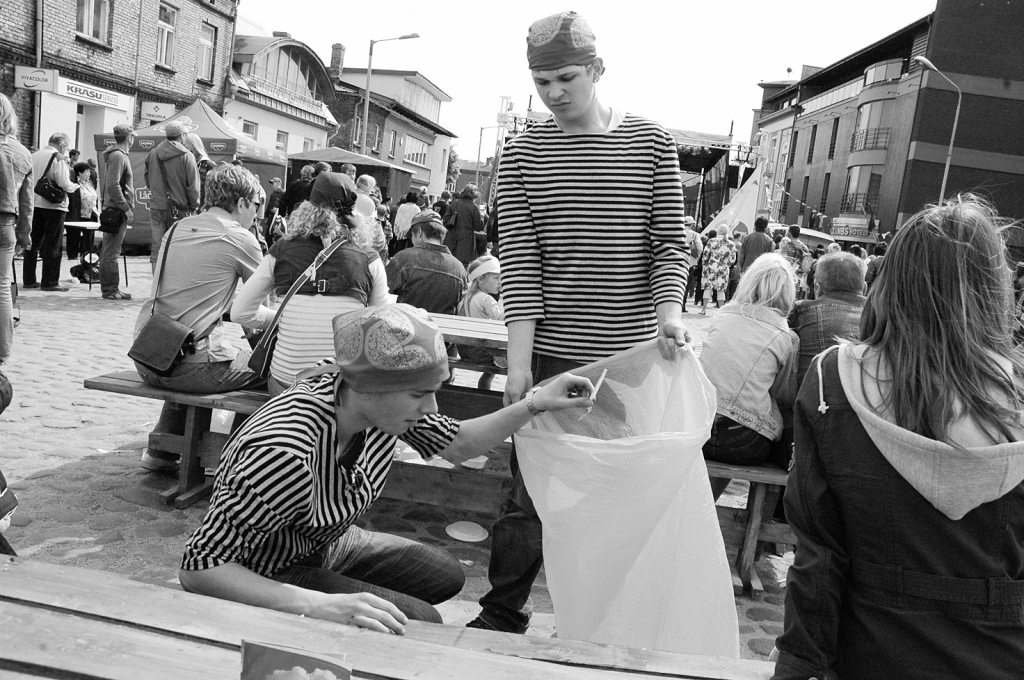 Pieredze rāda, ka daļa jauniešu uzskata – viņiem jāmaksā par to vien, ka atnākuši uz darbu. Trūkst atbildības izjūtas un nopietnas attieksmes pret darbu. Savukārt otra puse norāda – strādātu ar lielāku atdevi, ja saņemtu adekvātu samaksu. 
Autors: DAINIS ĢELZIS