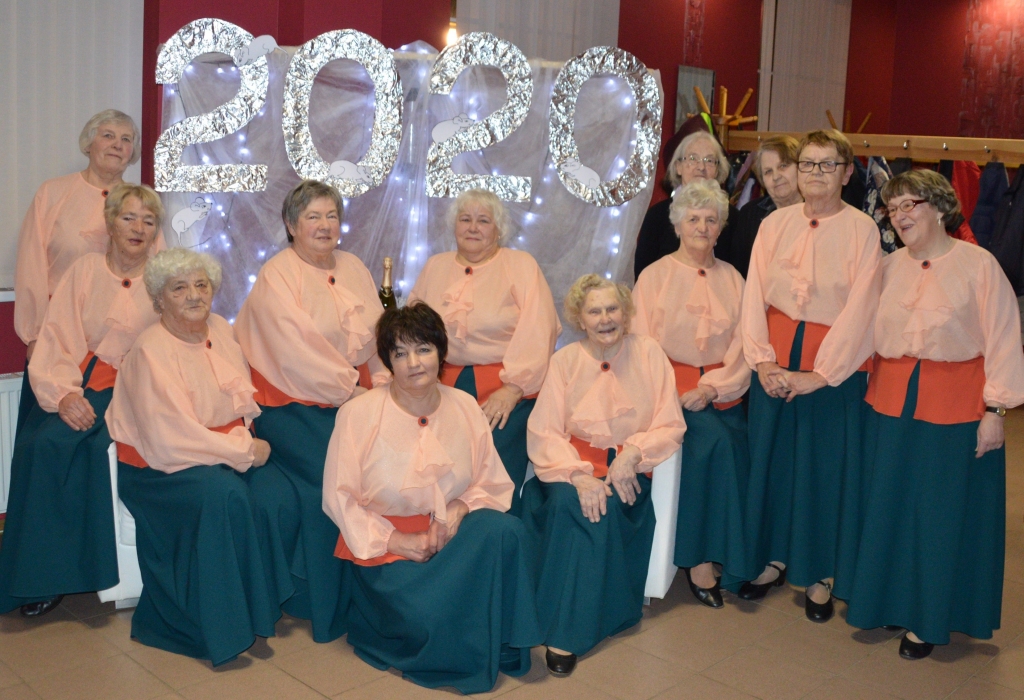 Kārķu tautas nama senioru deju grupa “Vēl ziedam”