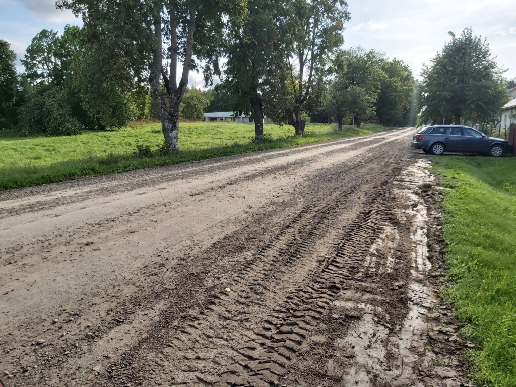 Diemžēl šonedēļ nepastāvīgie laika apstākļi, kad saule mijas ar lietavām, vietējam ceļu būves uzņēmumam “Valkas ceļi” kavē pabeigt Raiņa ielas bīstamāko ceļa posmu atjaunošanu. Būvnieki sola darbus pabeigt, tiklīdz to atļaus laika apstākļi. Darbs esot atlicis divām darba dienām.                                                            
Autors:   INGŪNA JOHANSONE